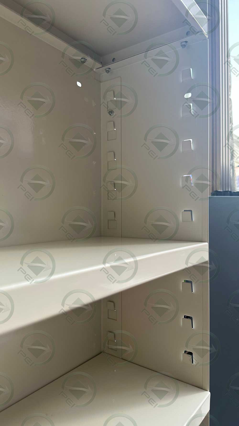 Detalle de estantería para farmacia