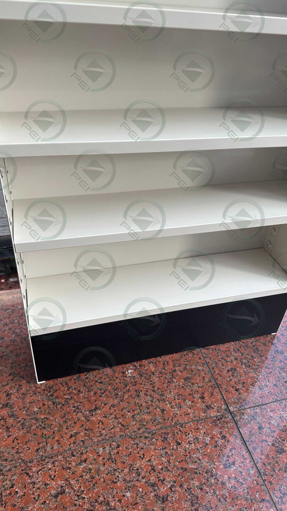 Detalle de estantería para farmacia