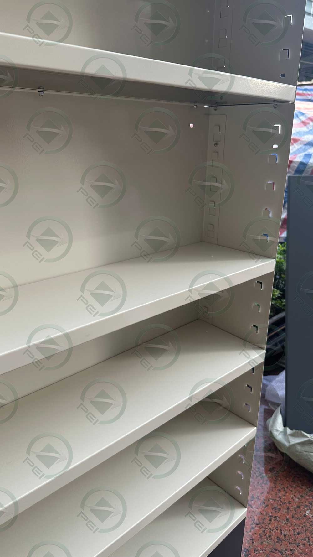 Detalle de estantería para farmacia
